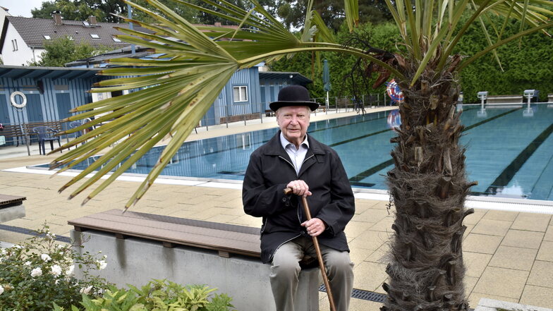 Helmut Grossmann, 94 Jahre alt, kommt seit 22 Jahren täglich ins Radeberger Stadtbad. Morgens um 8 Uhr ist er immer einer der Ersten, der seine Bahnen zieht.