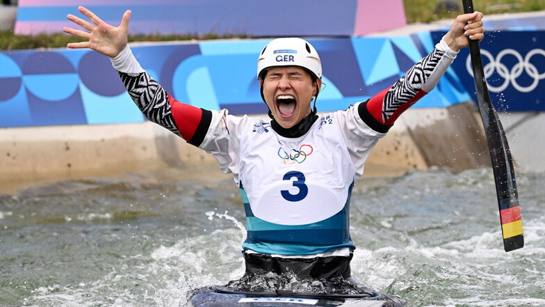 Nach ihrem Lauf jubelte Slalom-Kanutin Elena Lilik bereits ausgelassen - obwohl zu diesem Zeitpunkt die Medaille noch nicht sicher war. Doch der Jubel über eine ganz starke Fahrt brach sich Bahn.