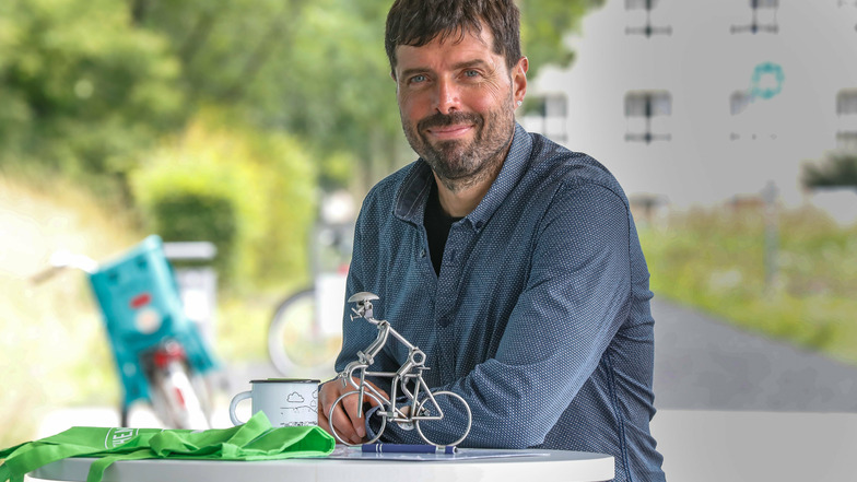 Dr. pol. Cristiano Marcellino von der Hochschule zeigt den Pokal der Fahrrad-Challenge.