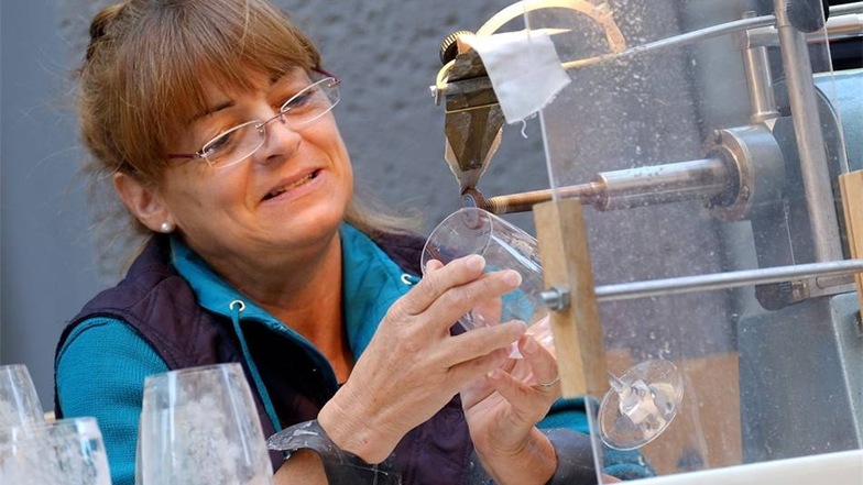 Marion Wichert von Meissener Bleikristall gravierte zum Weinfest Gläser.