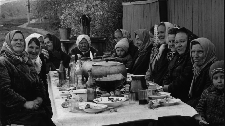 „Ukraine“ nannte Barbara Klemm dieses Foto von 1978: Sie wollte nicht den stolzen Chef der Kolchose abbilden, sondern das Fest im Freien, die Frauenrunde. Die Männer schlafen derweil bereits ihren Rausch aus.