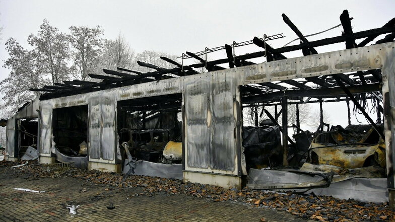 Großbrand in Friedersdorf bei Görlitz: Lagerhalle und Anbau mit mehrere Fahrzeugen darin sind komplett abgebrannt. Der Schaden kann noch nicht beziffert werden.
