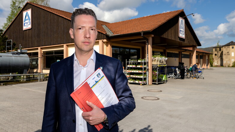Wilthens Bürgermeister Michael Herfort (CDU) sieht den Aldi-Standort im Ort in Gefahr. Edeka bietet dem Discounter in der Sauerstraße in Schirgiswalde Platz für einen neuen Markt.