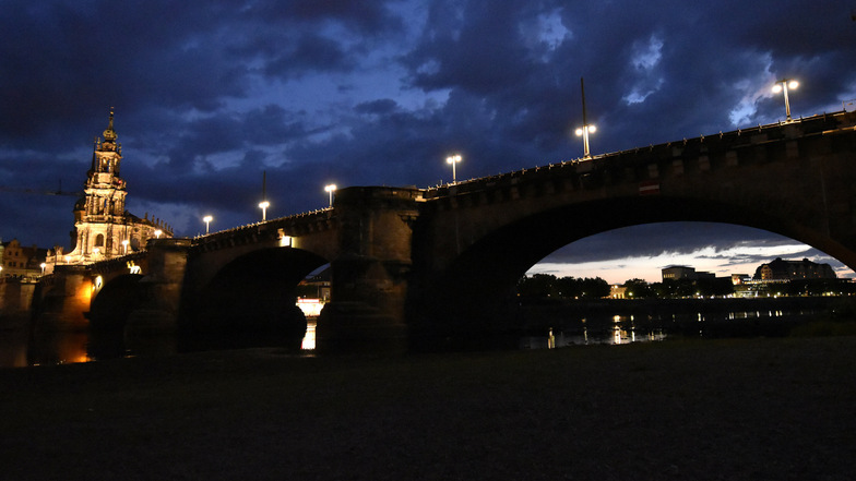 Die Fassade der Augustusbrücke ist nachts derzeit noch dunkel. Künftig soll sie dezent angestrahlt werden.
