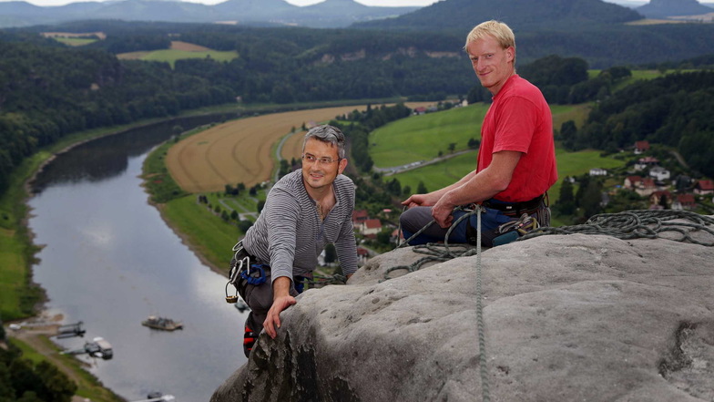 Auf dem Weg zum Gipfel des Mönchs: SZ-Reporter Jörg Stock wird von Bergführer André Zimmermann erfolgreich in die Welt der Kletterer eingeführt.