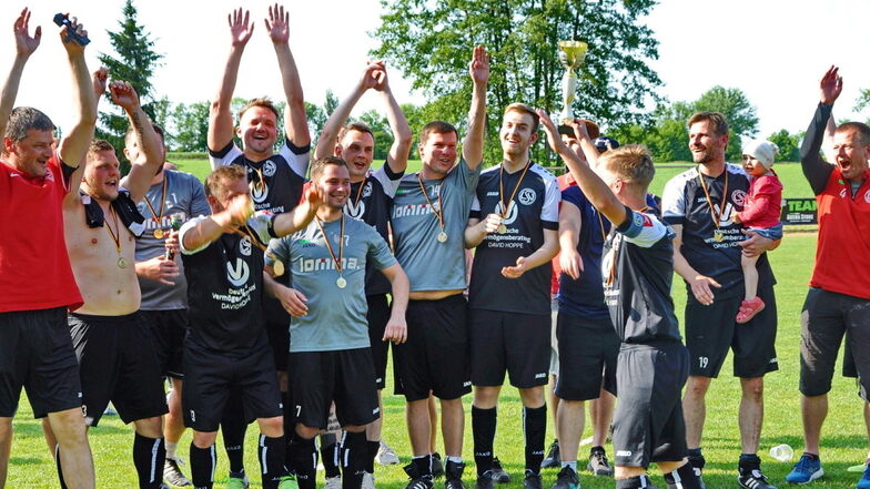 Nach ihrem 3:1-Sieg gegen den Berbisdorfer SV feierten die Lommatzscher Spieler den Pokaltriumph.