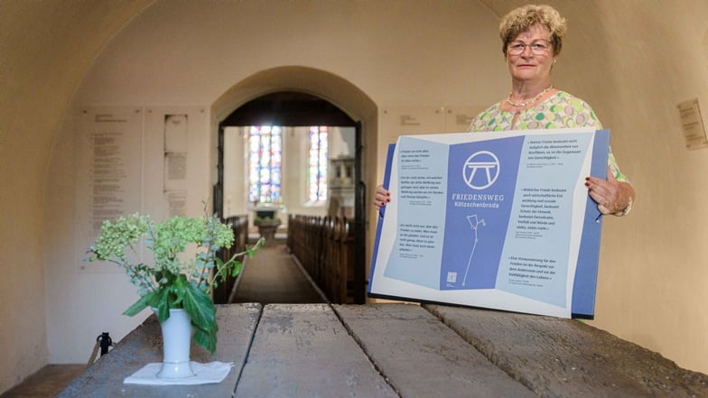 Carola Schul gestaltet das Projekt des Friedensweges maßgebend mit. Dieser führt zum Friedenstisch in der Friedenskirche. An diesem präsentiert Schul ein Schild,  das an einer von zehn  Stationen zu finden sein wird.