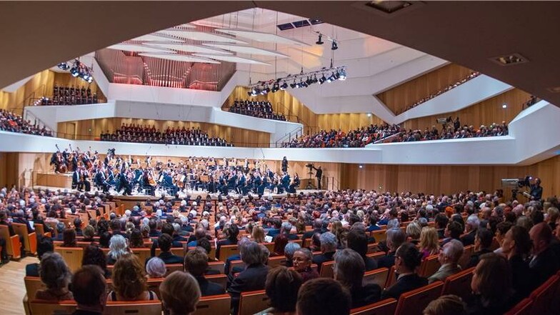 Bei der Eröffnung spielt die Dresdner Philharmonie Musik von Dmitri Schostakowitsch, Franz Schubert und Ludwig van Beethoven unter Leitung von Chefdirigent Michael Sanderling.