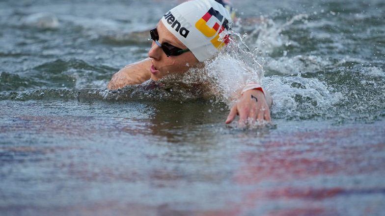 Leonie Beck aus Deutschland schwimmt in der Seine.