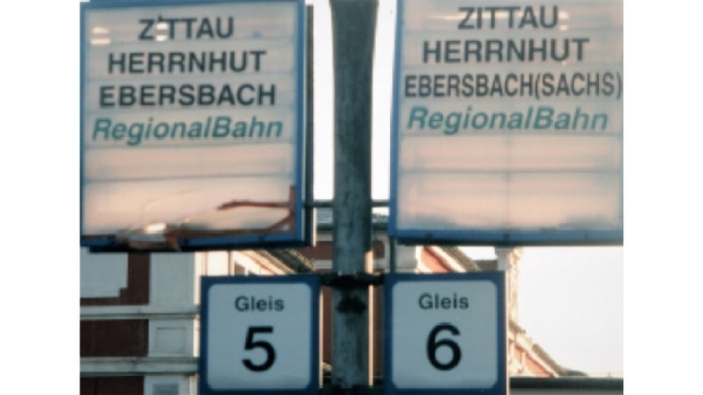 Die Abfahrtstafeln auf dem Löbauer Bahnhof.