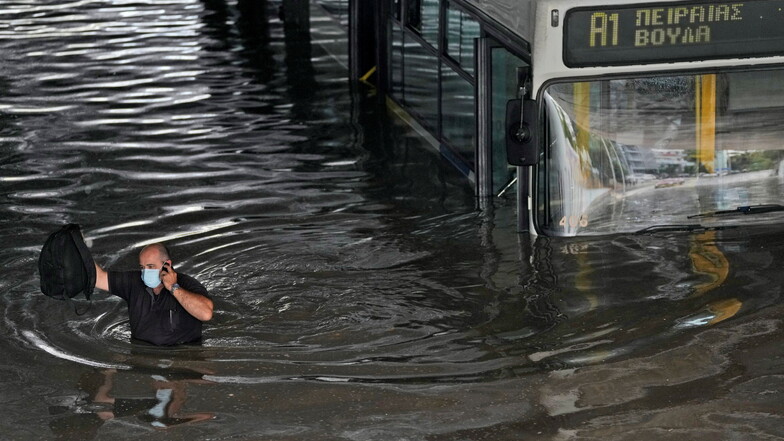 Starke Regenfälle haben die griechische Hauptstadt und andere Teile Südgriechenlands heimgesucht. Dies führte zu massiven Verkehrsbehinderungen.