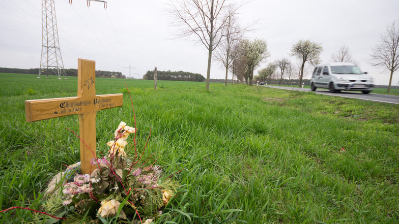 Ein Kreuz erinnert im April 2019 an den Mann, der auf der Straße zwischen Wainsdorf (Blickrichtung) und Gröditz bei einem schweren Verkehrsunfall Ende November 2018 ums Leben gekommen war.