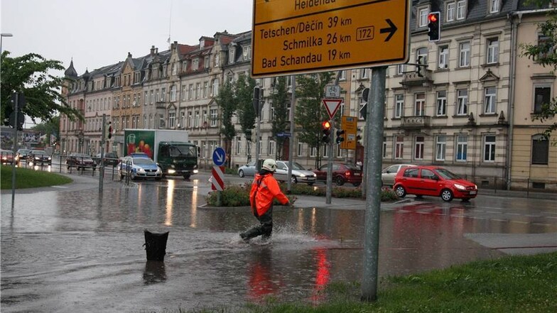 Überschwemmung auch in Pirna: Nach dem teilweise sintflutartigem Regen floss das Wasser an zwei verstopften Schleusen an der Kreuzung der Bundesstraße B 172 Königsteiner Straße, Ecke Einsteinstraße nicht mehr ab.