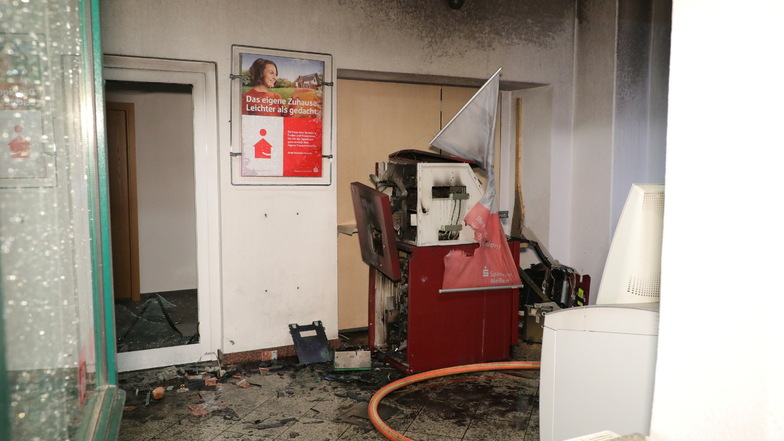 Völlig zerstört wurde der Geldautomat in der Hühndorfer Straße in Klipphausen durch die Explosion.