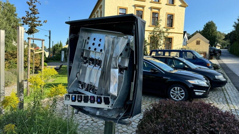 Nachdem unbekannte Täter am Dienstagabend diesen Zigarettenautomaten in Obergurig zerstört hatten, wurde in der Nacht zu Freitag ein derartiges Gerät am Stausee in Bautzen gesprengt.