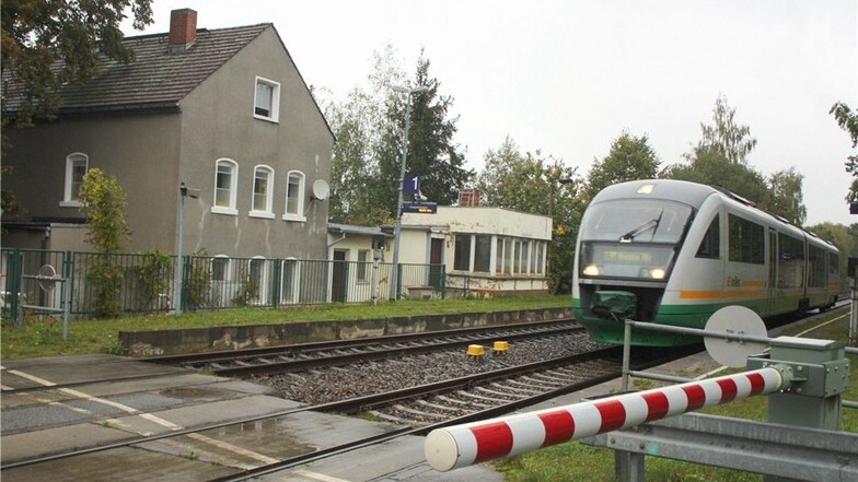 Zoblitz: Das Bahnhäuschen ist bewohnt, obwohl die Züge nach und von Dresden hier vorbeirollen.