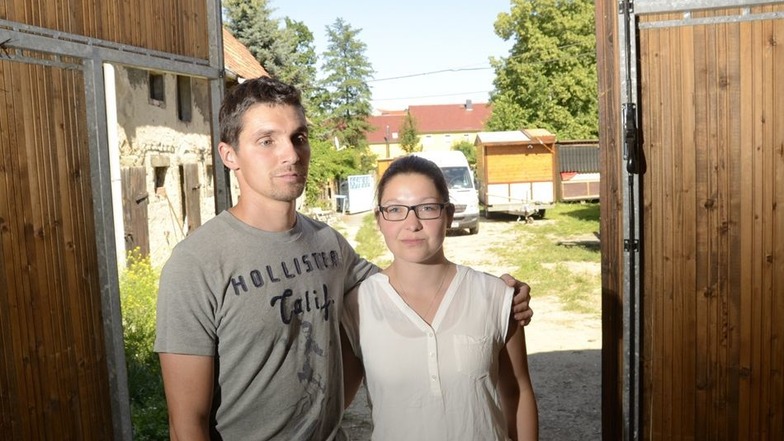 Alexander Waltinger und seine Frau Ildiko Struba am Scheunentor. Das stand am Freitag weit offen.