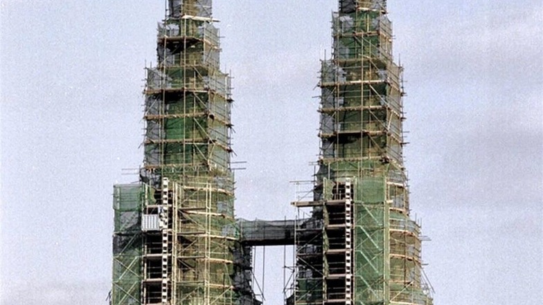 Hinter einem großen Stahlgerüst verbergen sich die beiden Türme der 1230 erbauten Peterskirche – ein Bild aus dem Jahr 2001. Etwa 3,5 Millionen Mark kostete die Sanierung der Fassaden.