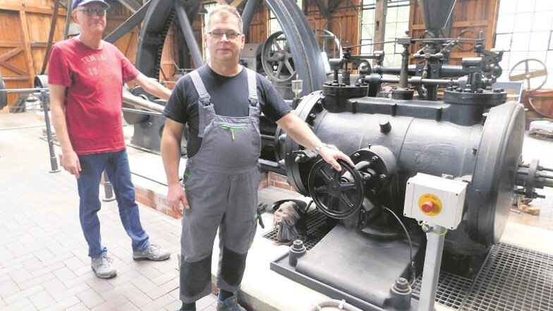 Sylko Zink (vorn) ist seit drei Jahren als Ein-Euro-Jobber im Museum Sagar tätig, kann inzwischen sogar die historische Dampfmaschine erklären und in Betrieb setzen sowie den neuen Holzbackofen. Das freut nicht nur Vereinssprecher Egbert Feuerriegel.