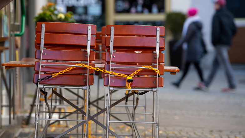 Mit Stühlen aus Lokalen wollten zwei Männer in Görlitz offenbar ihr Mobiliar aufstocken.