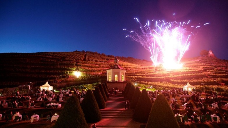 Im Winter locken das Lichterfest und das Feuerwerk zu Silvester Tausende in den Schlossgarten.