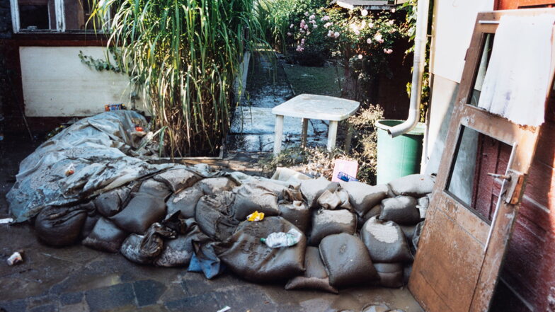 2002 haben Michael und Patrizia Bär im Garten Sandsäcke gestapelt, um ihr Haus vor der Elbe zu schützen. "Das war sinnlos. Das Wasser kam auch von unten und von hinten." 2013 haben sie sich die Mühe gespart.