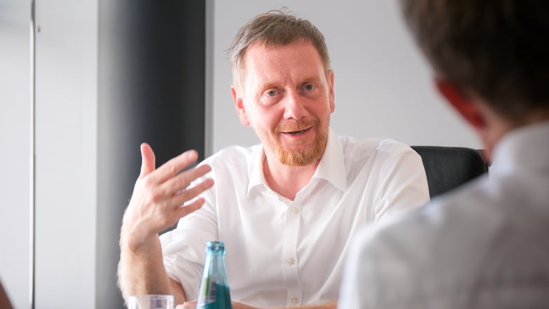 Michael Kretschmer beim Interview in seinem Büro.