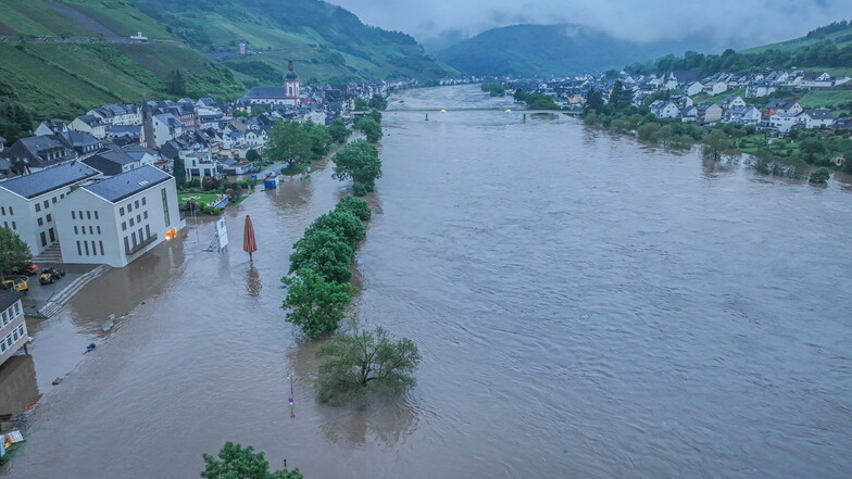 Das Hochwasser der Mosel überflutet auch die Ufer von Zell. Die Entwicklung des Hochwassers beschäftigt Rettungskräfte und Bevölkerung im Saarland und in Rheinland-Pfalz weiter.