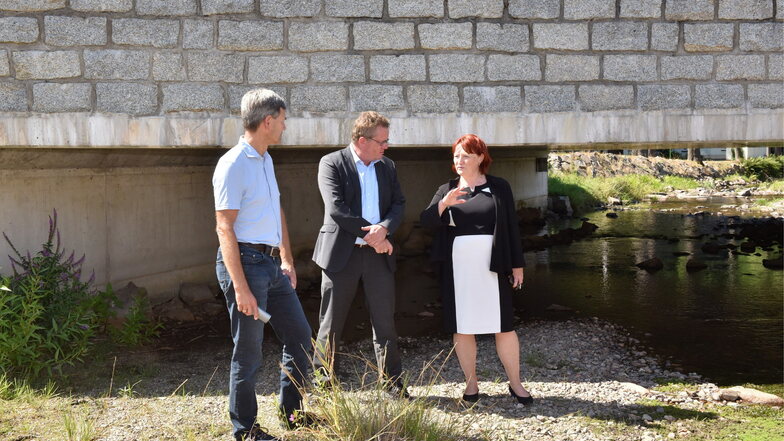Stefan Dornack von der LTV, Staatssekretär Gerd Lippold und Oberbürgermeisterin Kerstin Körner tauschen sich über die Schutzmöglichkeiten der Kommune im Katastrophenfall aus.