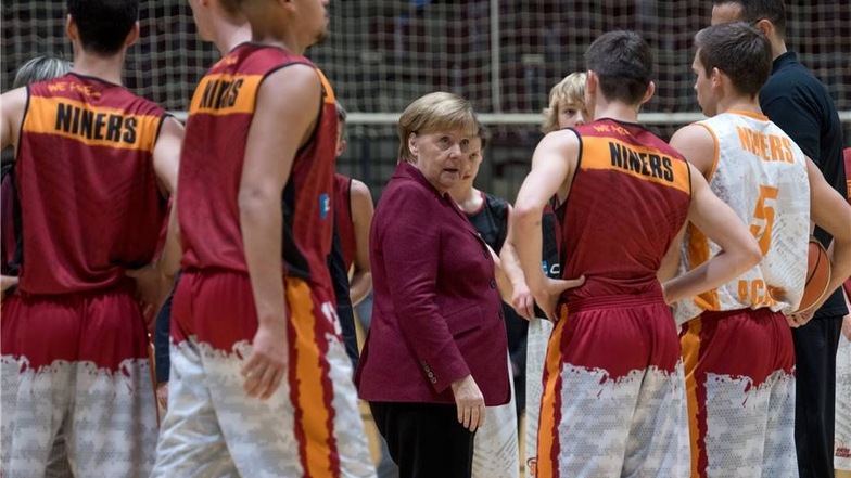 Bundeskanzlerin Merkel (CDU) besucht das Training der Nachwuchsteams des Basketball-Zweitligisten Niners Chemnitz.