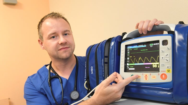 Dr. Christian Rudolph, Arzt für Anästhesie am Helios Klinikum Freital an einem Defibrillator. Solche Geräte könne jeder Laie bedienen, sagt er.