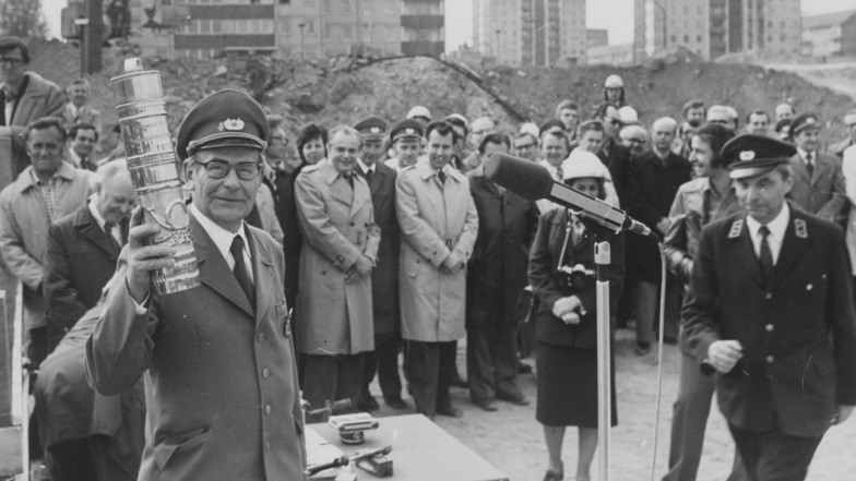Mit den drei traditionellen Hammerschlägen durch den stellvertretenden Minister für Post- und Fernmeldewesen, Richard Serinek, wurde am 18.04.1978 der Grundstein für den Bau des neuen Fernmeldezentrums gelegt.