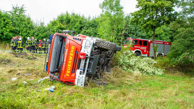 Das Fahrzeug der Feuerwehr Eibenstock hat sich bei dem Unfall überschlagen.