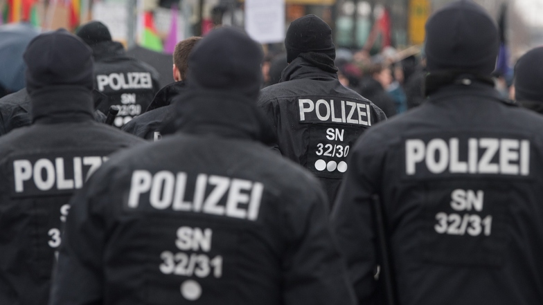 Gegen den Wunsch der CDU führt Sachsen in geschlossenen Polizei-Einheiten eine anonymisierte Wechselkennzeichnung ein.