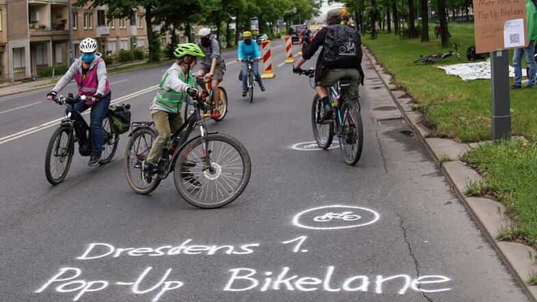 Mehrere Dutzend Radfahrer haben am Montag auf der Albertstraße ein Radwege-Experiment gestartet.