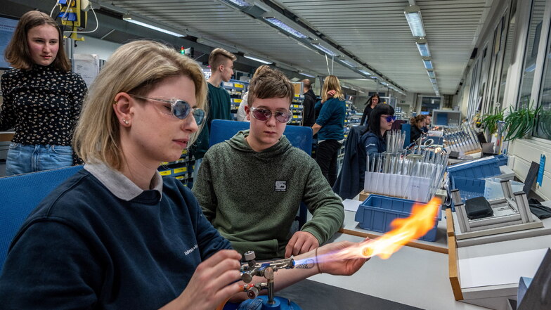 In der vergangenen Woche nutzten bereits 1.466 Schüler die Möglichkeiten der „Woche der offenen Unternehmen Mittelsachsen“ so wie hier bei Endress+Hauser in Waldheim wo Sophie Herforth den Jugendlichen zeigt, wie eine Glaskugel geblasen wird.