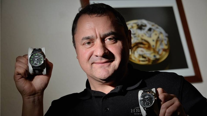 Uhrmacher Mathias Elbe steigt im Sommer 2013 als Direktor für Einkauf und Entwicklung bei Hemess ein. Er stellt neue Uhren vor. Das Besondere: Es kommen Holz und Kautschuk zum Einsatz.
