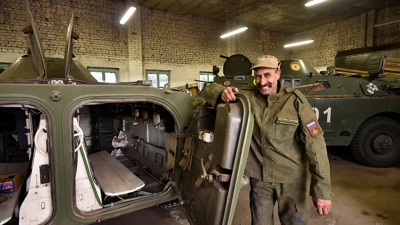So kennt man Grigorij Uwe Berger – in russischer Uniform. Hier steht er an der geöffneten Heckklappe des Schützenpanzers BMP 1. Im Hintergrund ist der Schwimmpanzerwagen SPW 40 zu sehen.