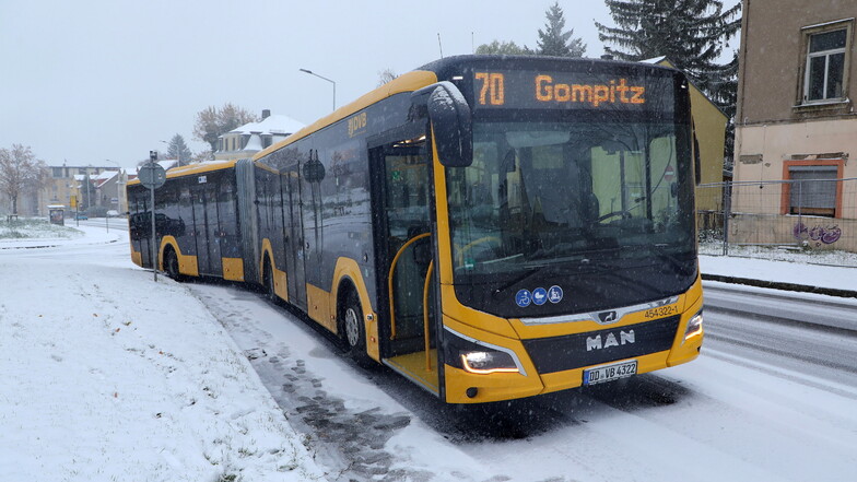 Am vergangenen Sonntag blieben wegen Schneefall vereinzelt Linienbusse in Dresden hängen.