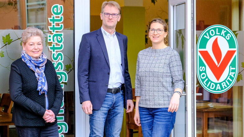Kerstin Kunze, Sven Grell und Iris Weiße (v.l.n.r.) vor der Volkssolidarität Radebeul.