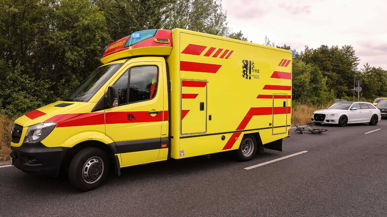Der Dresdner Rettungsdienst - hier bei einem Unfalleinsatz im Juli 2019 - ist an diesem Montag besonders gefragt.