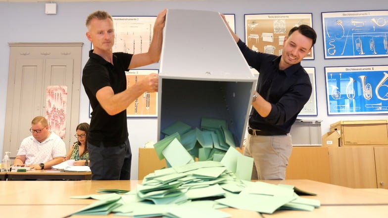 Das Wahllokal im Musikzimmer der Afra-Grundschule in Meißen. Nach Wahlschluss, um 18 Uhr, wurden die Urnen entleert.