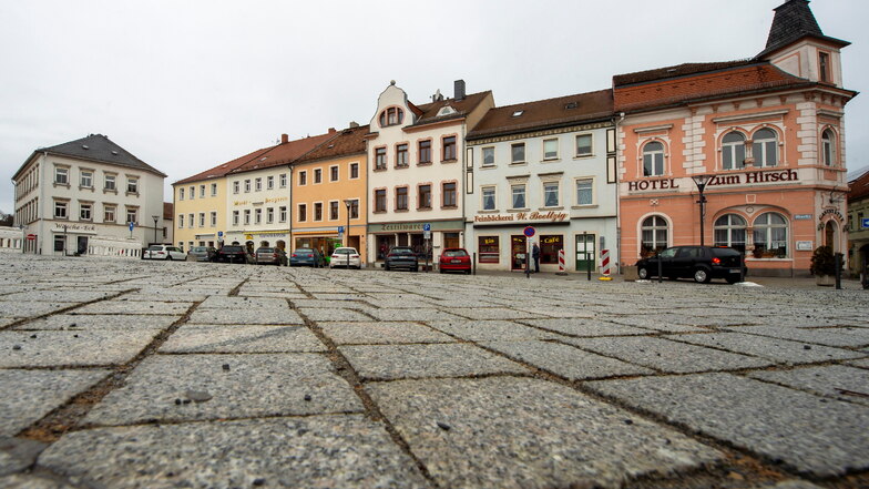 Sehr ruhig: Der Marktplatz in Radeburg. Die Stadt mit 7.300 Einwohnern hat die Spitze bei der Corona-Inzidenz im Landkreis Meißen übernommen. Nossen ist jetzt zweiter, Lommatzsch dritter.