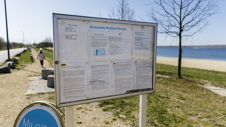 Auch auf dieser Informationstafel ist der Nordoststrand am Berzdorfer See als Badestelle ausgeschildert.
