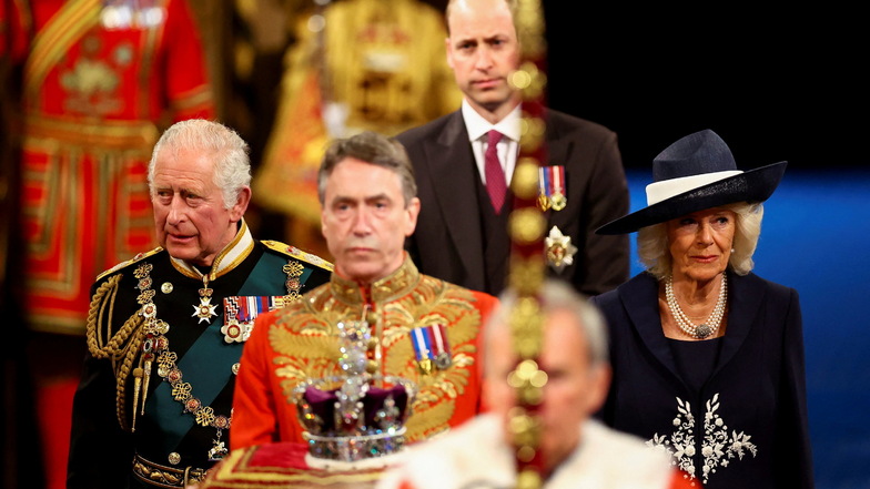 Prinz Charles von Großbritannien; seine Frau Camilla, Herzogin von Cornwall, und sein erstgeborener Sohn, Prinz William (dahinter) folgen zur Eröffnung des Parlaments im House of Lords der Krone.
