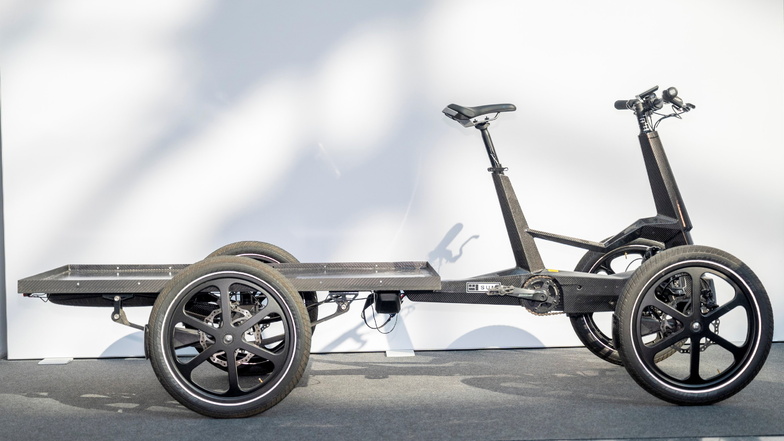 Rad oder Kleintransporter? Modelle wie das E-Lastenrad SUM-X von One Less mit vier Rädern lassen den Unterschied immer kleiner werden.