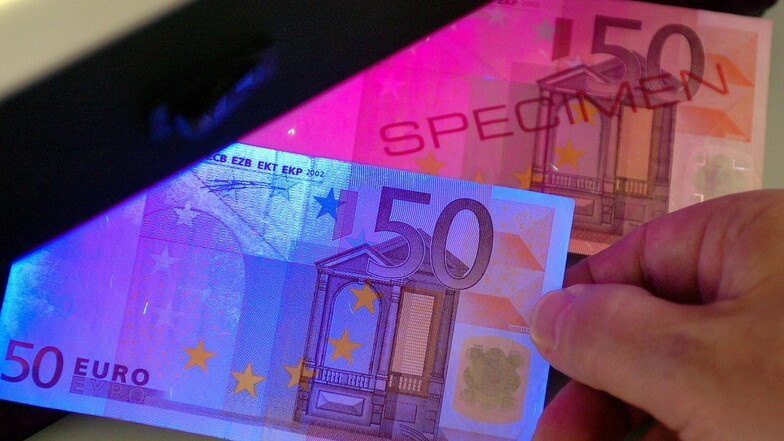 Im Landeskriminalamt Mecklenburg-Vorpommerns in Rampe bei Schwerin wird ein 50-Euro-Schein auf Echtheit geprüft.