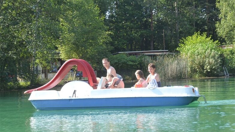Am heißen Sonnabendnachmittag kreuzten Tretboote verschiedener Größe auf dem Waldsee bei Biehain.