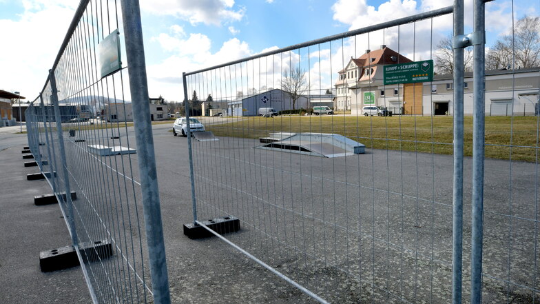 Der Eingang zum Skaterplatz in Leutersdorf, der jetzt provisorisch mit Bauzäunen gesichert ist.