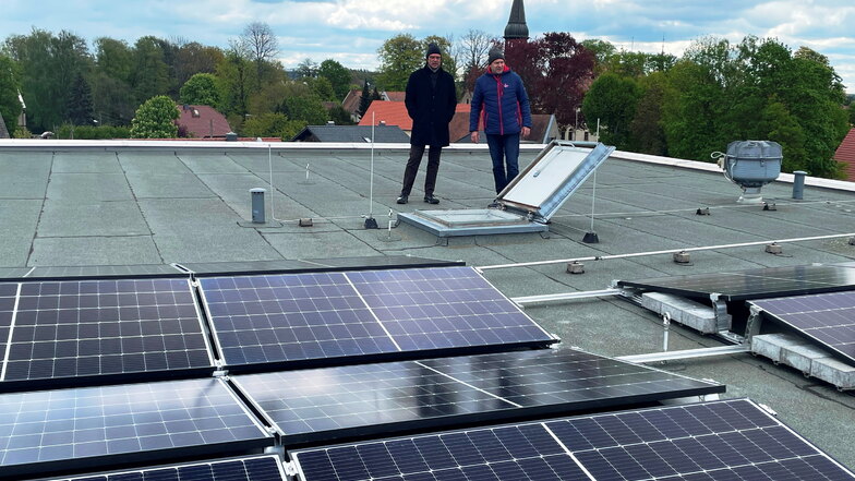 Schönfeld: Landrat und Bürgermeister steigen der Oberschule aufs Dach